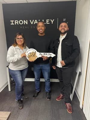 Familia el día de su cierre con Enrryko Placencia — abril de 2025