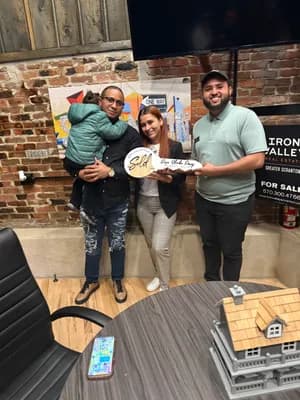 Familia el día de su cierre con Enrryko Placencia — mayo de 2025