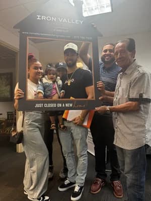 Familia el día de su cierre con Enrryko Placencia — junio de 2025