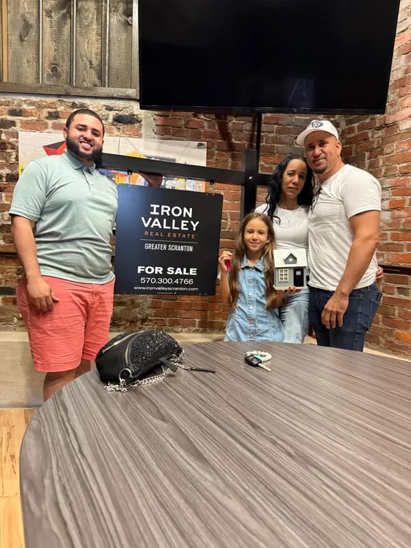 Familia el día de su cierre con Enrryko Placencia —