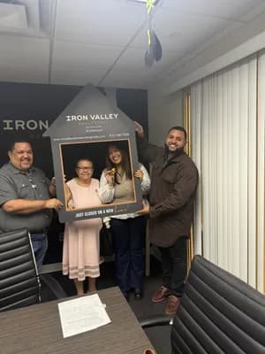 Familia el día de su cierre con Enrryko Placencia — octubre de 2025