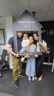 Familia el día de su cierre con Enrryko Placencia — junio de 2026