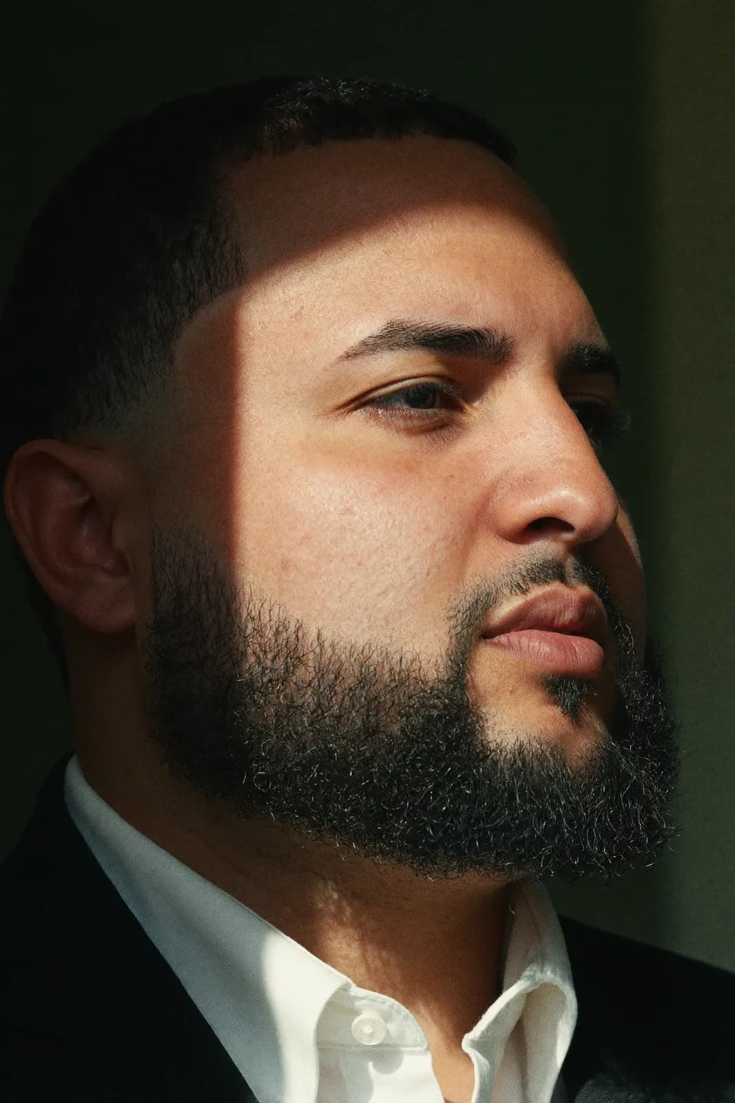 Enrryko Placencia de perfil con luz de tarde